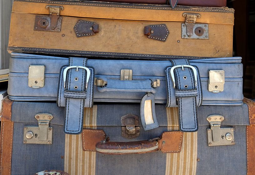 Drei retro Koffer auf einem Flohmarkt von Lensw0rld