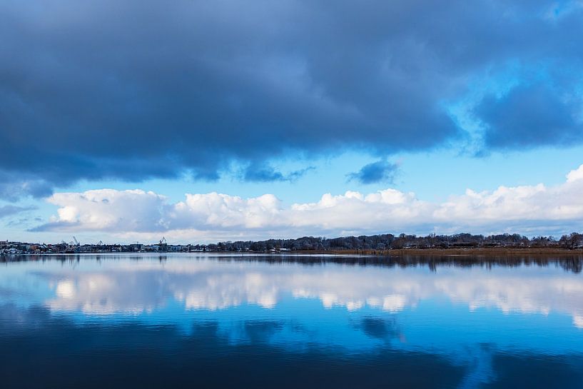 Blick über die Warnow auf die Hansestadt Rostock im Winter von Rico Ködder