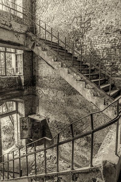 Treppe im aufgegebenen Fabrikgebäude von Gonnie van de Schans