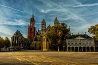 Vrijthof met blauwe wolken in Maastricht