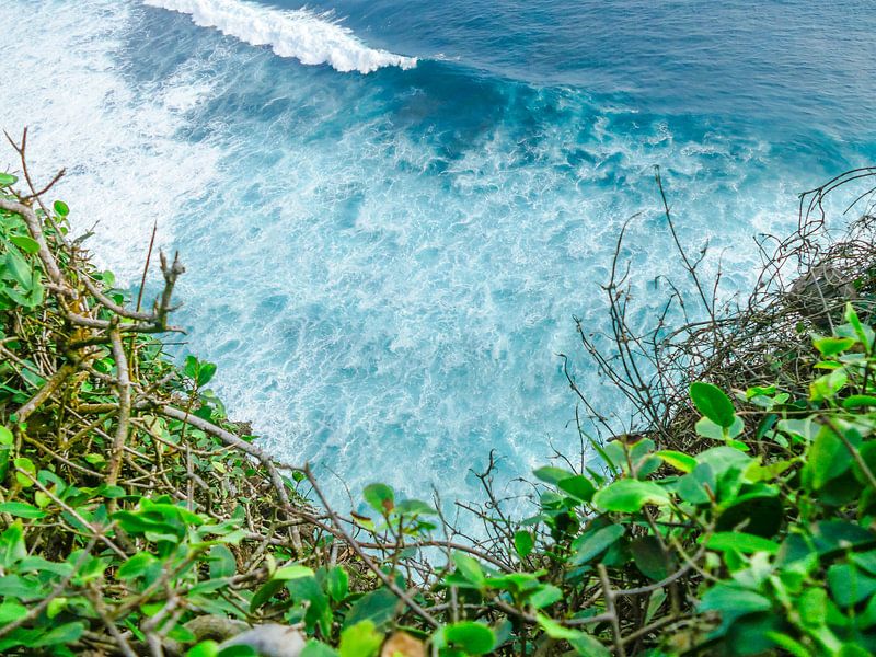 De woeste blauwe zee bij de kust va Bali par Petra Brouwer