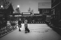 im Schnee gezeichnetes Liebesherz