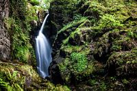 Waterval tussen de rotsen