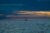 Bateau de pêche au coucher du soleil dans la rivière Suriname