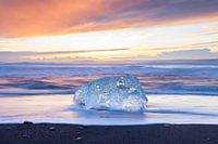 Des morceaux de glace sur la plage