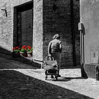 Frau kehrt nach dem Einkaufen nach Hause zurück