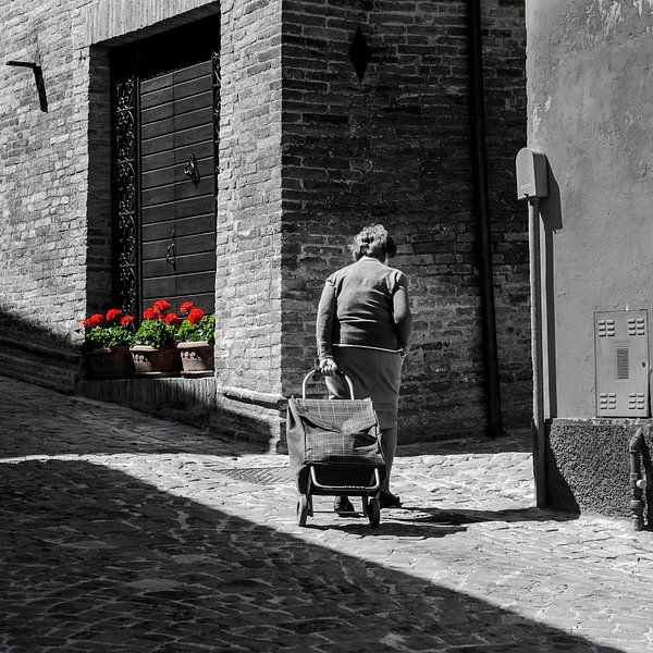 Frau kehrt nach dem Einkaufen nach Hause zurück von arjan doornbos