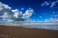 Plage sud près de Scheveningen avec un ciel bleu et des nuages blancs.