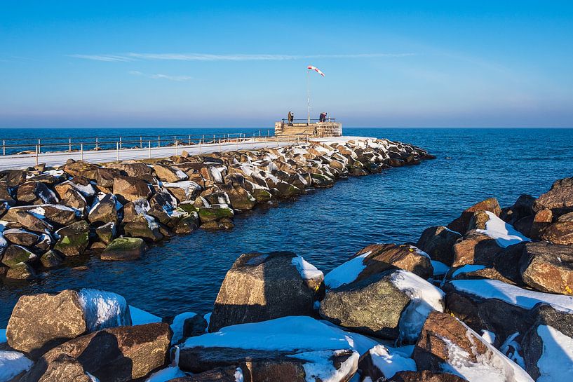 Pier on the Baltic coast in Warnemünde in winter by Rico Ködder