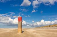 Strandpaal op Noordzeestrand van Terschelling