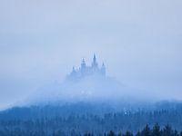 Le château de Hohenzollern dans la brume matinale trône au-dessus des forêts du Jura Souabe