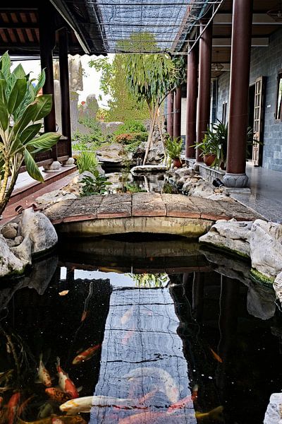 Friedlicher Wassergarten und asiatische Architektur von Frank Photos