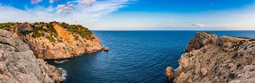 Phare sur la côte rocheuse de Majorque par Alex Winter