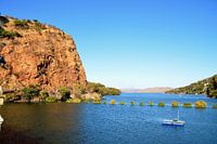 Prachtige berg, helderblauwe lucht en water bij Hartbeespoortdam
