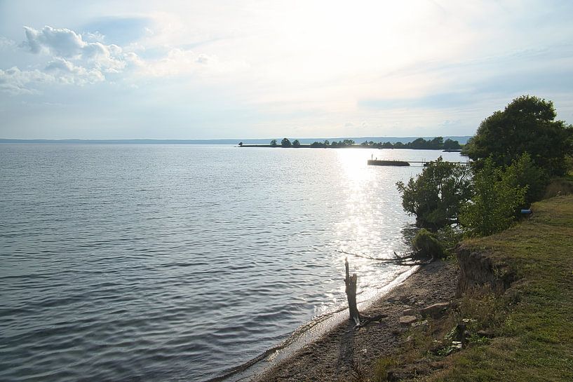 See in Schweden mit weißen Wolken, blaues Wasser und Bäumen am Ufer von Martin Köbsch