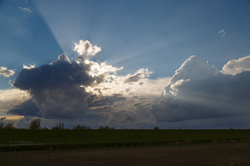 Wolken am Deich von Rolf Pötsch