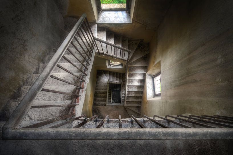 Historic staircase. by Roman Robroek - Photos of Abandoned Buildings