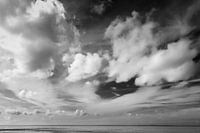 Nuages  au-dessus de la mer des Wadden noirs et blancs
