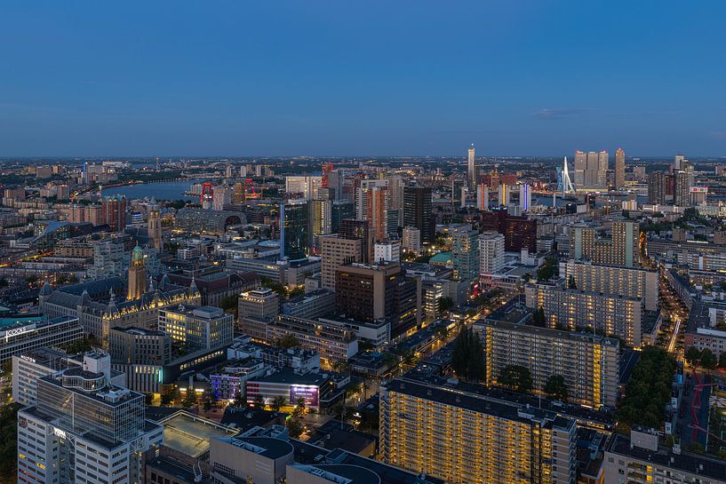Der Blick auf die Skyline von Rotterdam während der blauen Stunde von MS Fotografie | Marc van der Stelt