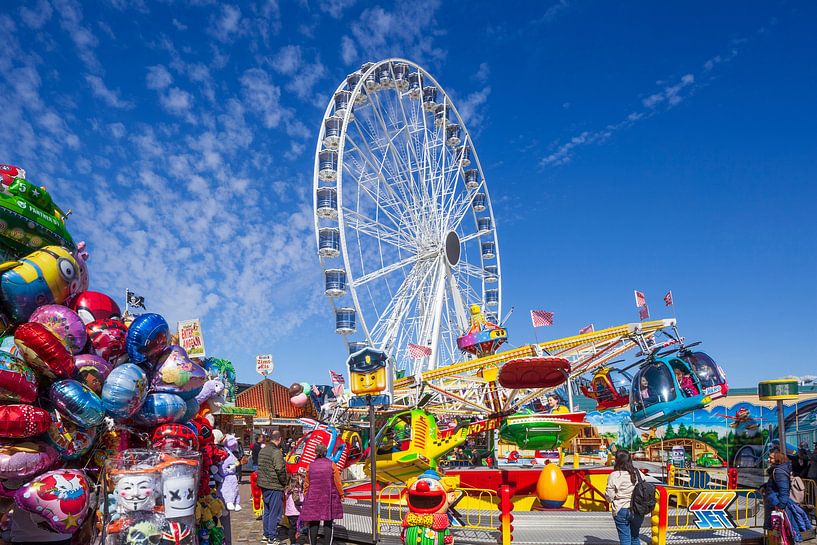 Ferris wheel with balloons at Bremen Easter meadow by Torsten Krüger