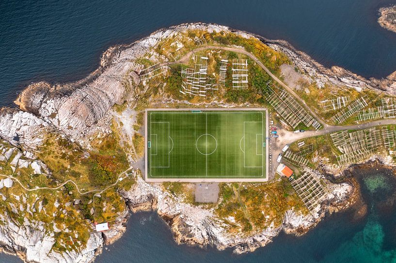 Stade de football Henningsvaer Lofoten Norvège par Achim Thomae Photography