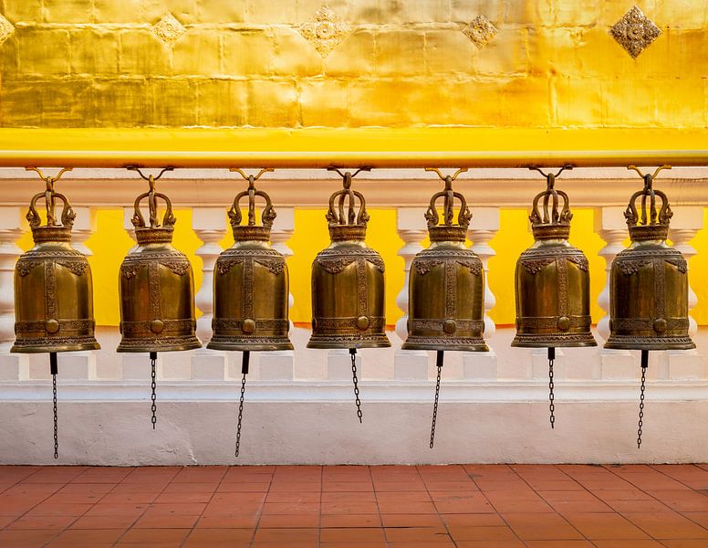 Prayer Bells On Yellow par Urban Photo Lab