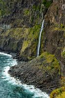 Madère, chute d'eau au bord de la mer