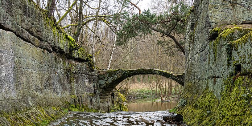 Alte Steinbogenbrücke zwischen Felsen 1 von Holger W. Spieker