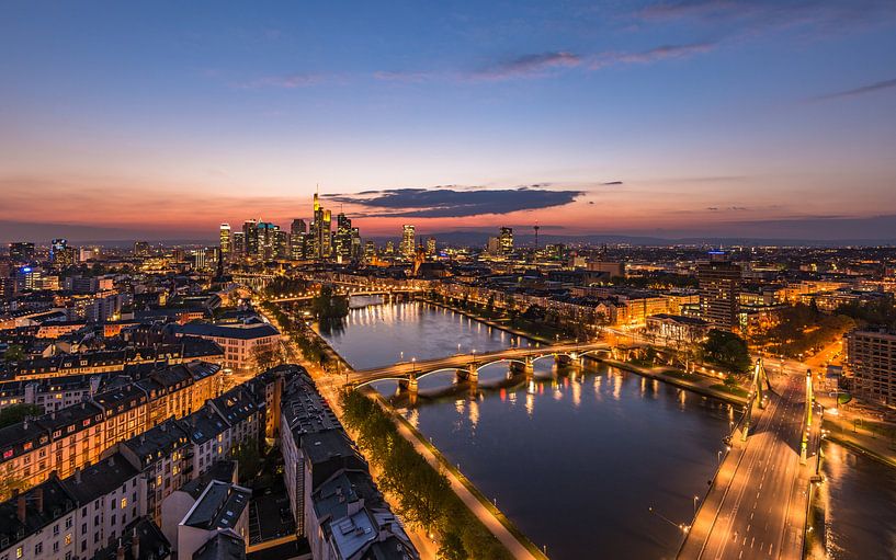 L'horizon de Francfort après le coucher du soleil par Robin Oelschlegel