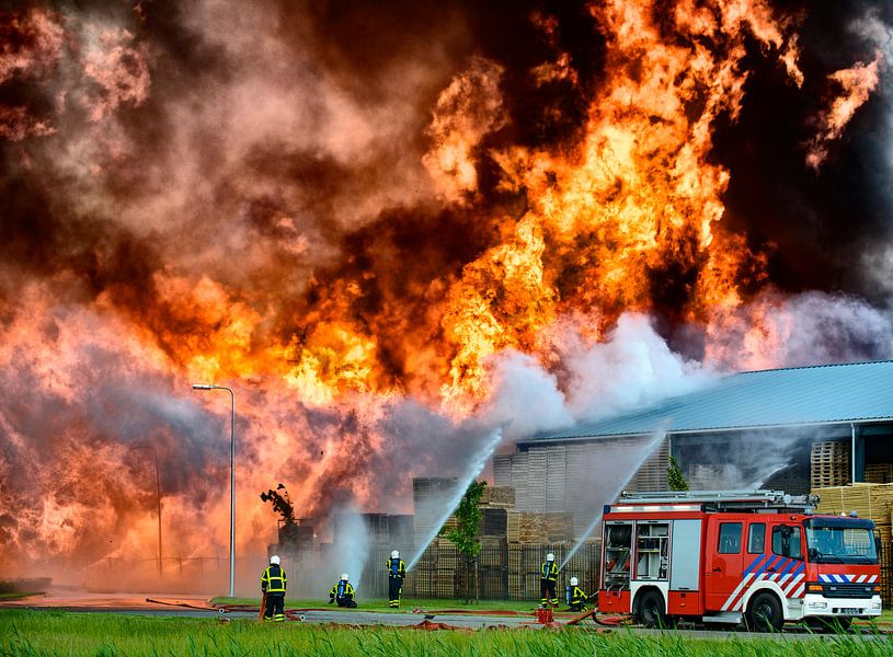 Feuerwehrauto vor einem Brand in einem Industriegebiet von Sjoerd van der Wal Fotografie