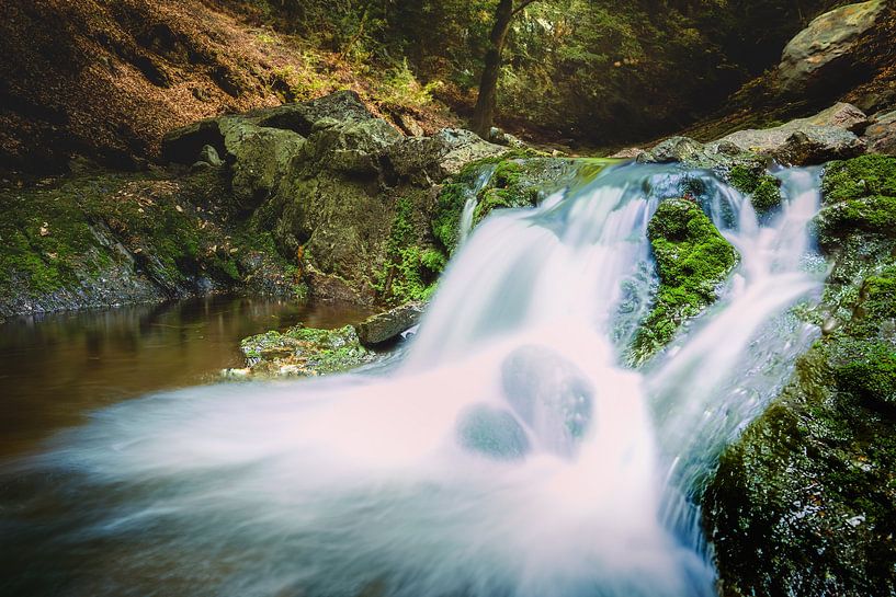 Cascade au milieu d'une rivière rocheuse dans les montagnes par Fotografiecor .nl