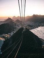 Téléphérique et vues de la montagne Sugerloaf à Rio de Janeiro au coucher du soleil