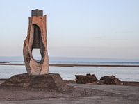 Sculpture moderne sur la côte