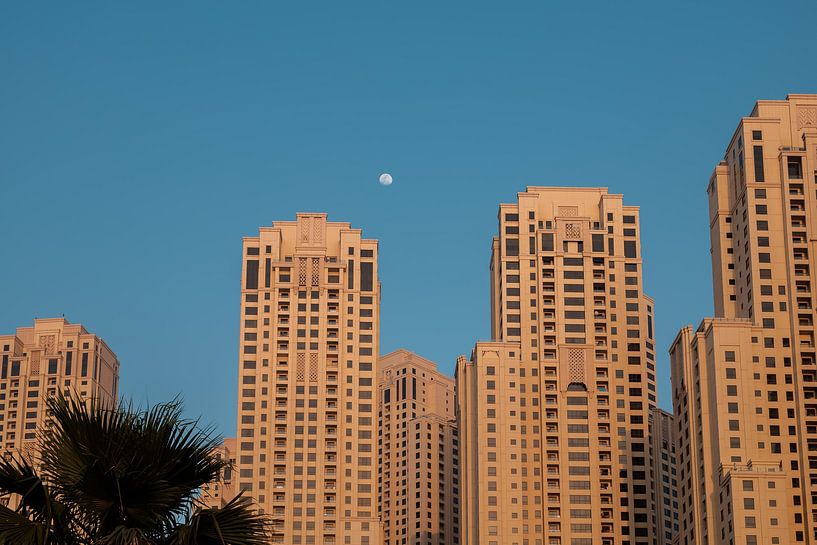 Dubai Marina Strand Wolkenkratzer mit Mond von RAW & Refined
