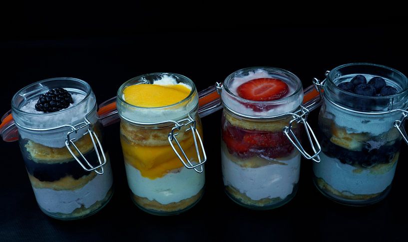 Joghurt-Sahne-Bisquit und frische Früchte im Glas von Babetts Bildergalerie