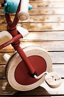 Tricycle pour enfants sur une terrasse pluvieuse