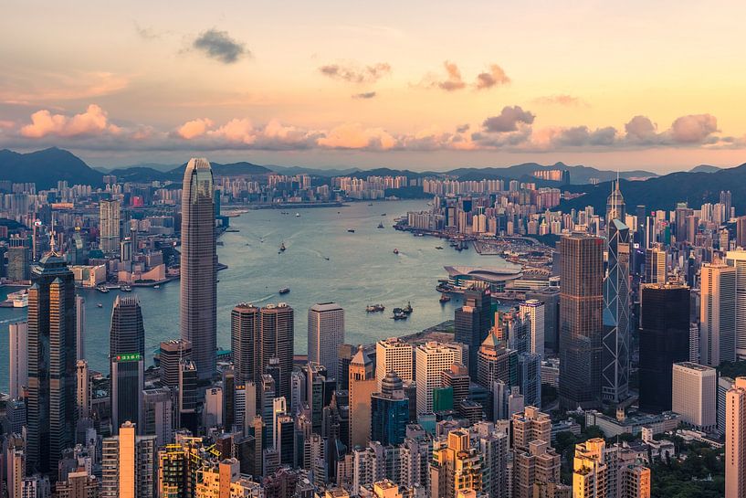 HONG KONG 19 by Tom Uhlenberg