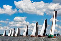 Start eines skûtsjesilen Rennens auf dem Sneekermeer