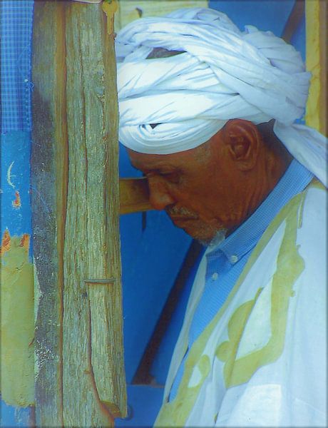 Portrait d'un tailleur gambien au marché. par Ineke de Rijk