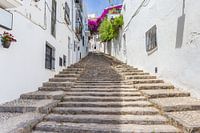 Trap in een straat tussen witte huizen in Altea