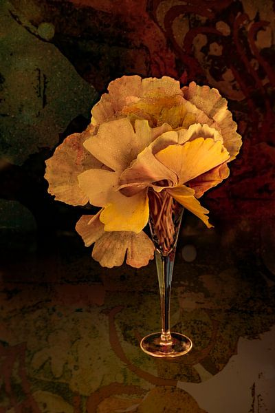 Stilleben. Blüte von Ginkgo-Blättern. von Alie Ekkelenkamp