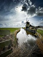 Mühle an einer bedrohlichen Wolkendecke