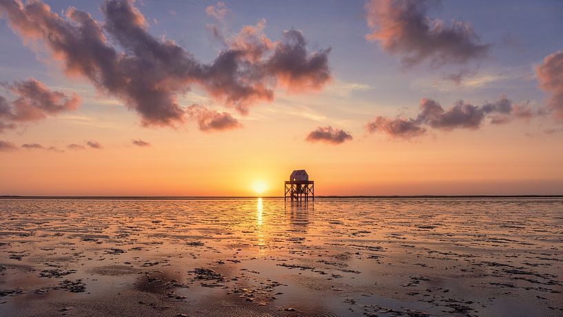 Un magnifique coucher de soleil au belvédère De Kalkman sur la Engelsmanplaat dans la province de la Frise. par Marga Vroom
