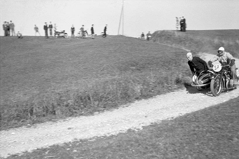 Klassisches, altes BMW Motorrad Seitenwagenrennen, 1950er Jahre von Timeview Vintage Images