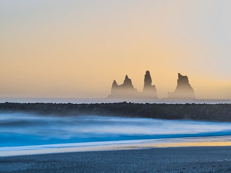 Island Dunst und Nebel um die Felsen von Caroline Guerain