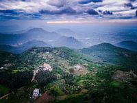 Malerische Bergstraße bei Sonnenuntergang - Eine Reise in die Natur