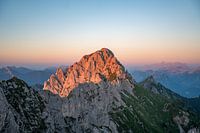 Sonnenuntergang über den Tannheimer Bergen und im Hintergrund die Zugspitze