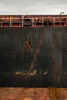 Der Bug eines Hochseeschiffs, das am Kai des Hafens festgemacht hat, ist rau und gespannt.