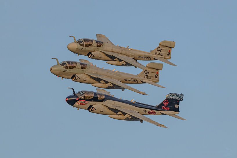 Formation de 3 Grumman EA-6B Prowlers pendant la cérémonie d'adieu au MCAS Cherry Point. par Jaap van den Berg