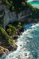 Un rocher dans le ressac